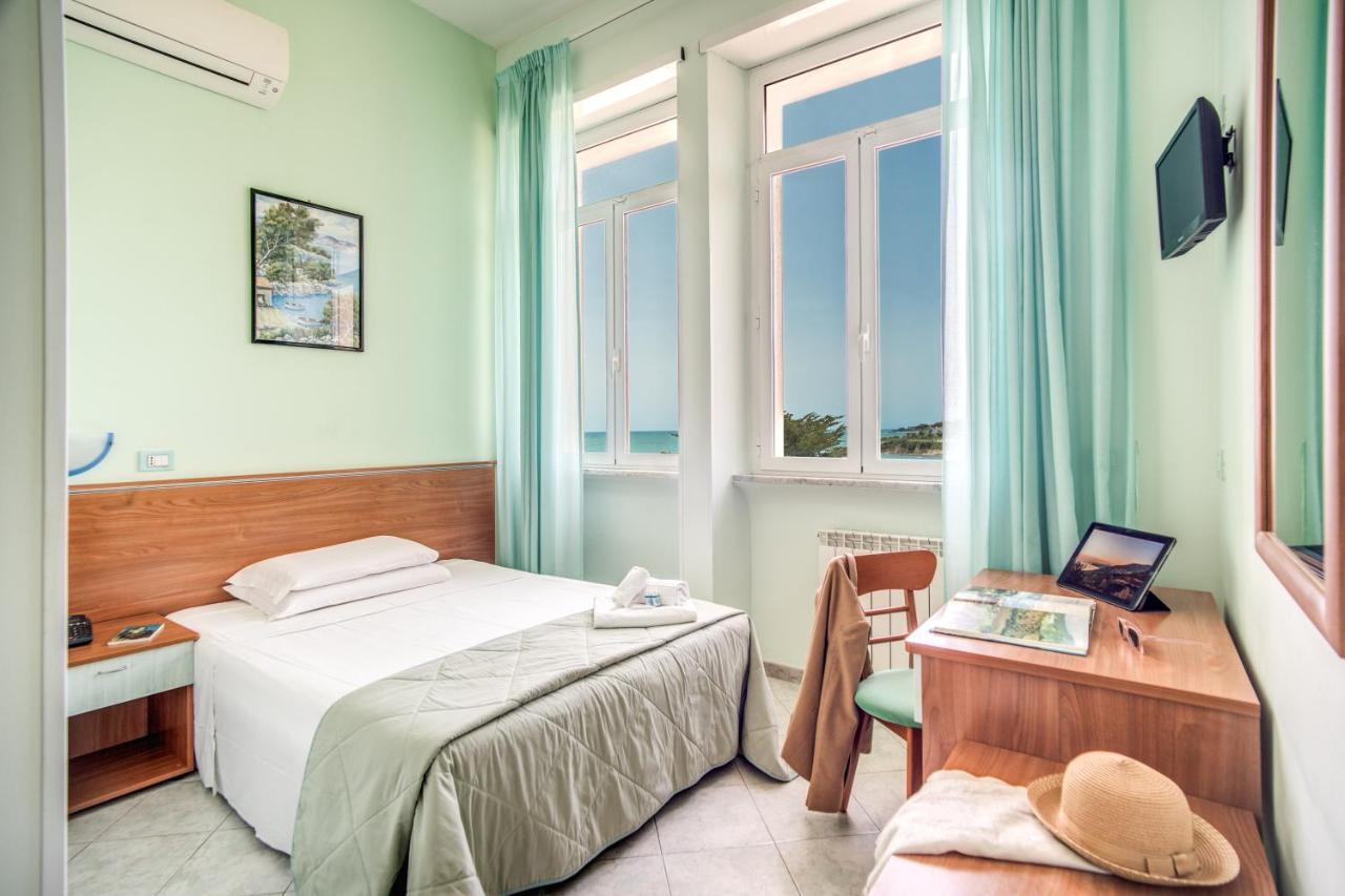 Villa Mg Hotel Santa Marinella Extérieur photo