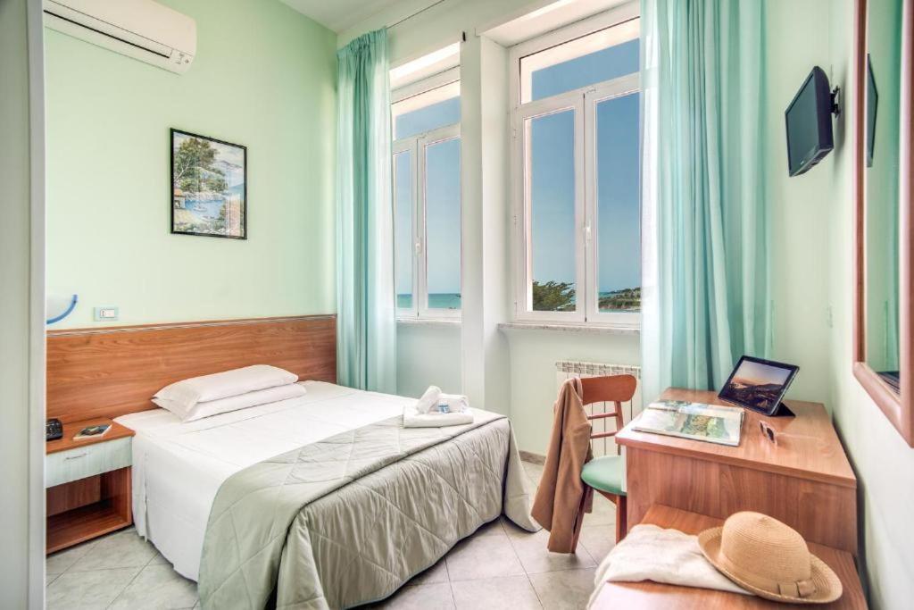 Villa Mg Hotel Santa Marinella Extérieur photo